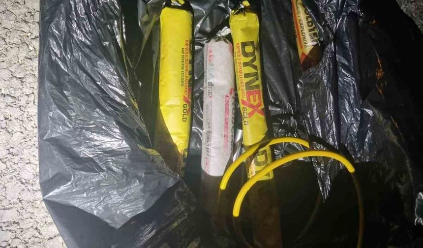 Kozan'da Şok Baskın! Durdurulan Otomobilden Patlayıcı Çıktı