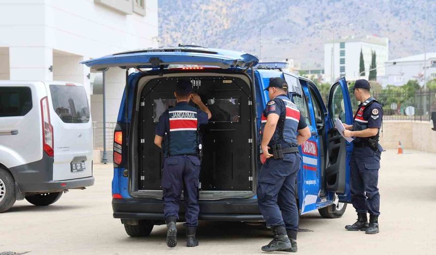 Adana'da JASAT Operasyonu! Yıllardır Aranan İki Firari Kıskıvrak Yakalandı