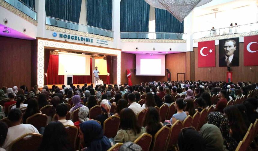 MEB-AGS ve KPSS Adaylarına Büyük Destek! Yüreğir'de Salon Doldu Taştı