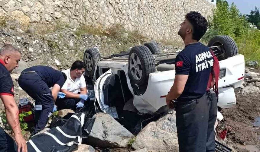Adana’da Kontrolden Çıkan Otomobil Faciaya Neden Oldu: 2 Ölü, 1 Yaralı