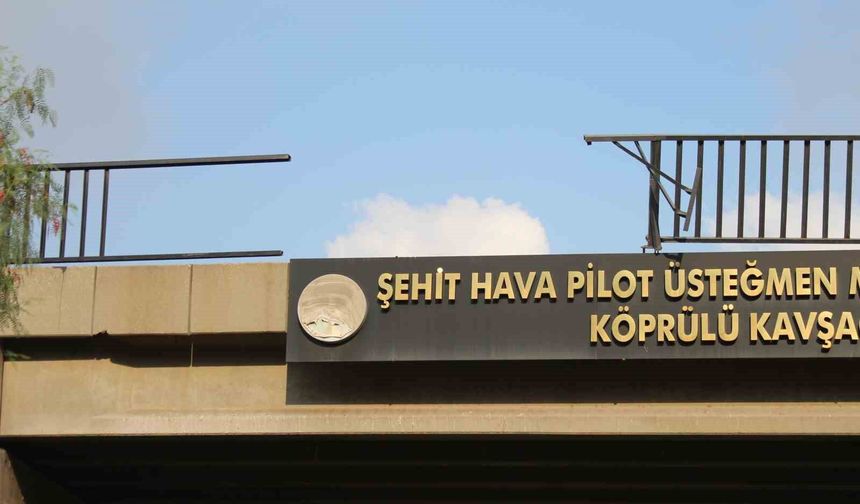 Adana’da Korkutan Kaza! Otomobil Köprüden Karayoluna Düştü