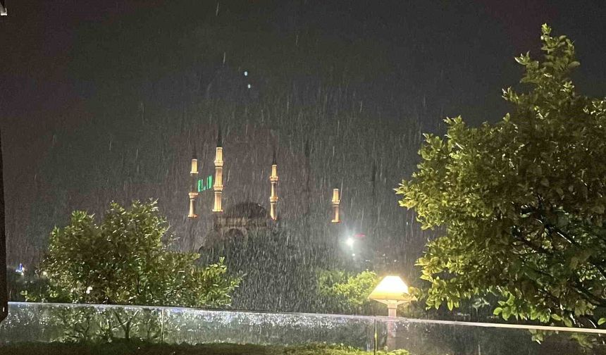 Adana’da Gökyüzü Bir Anda Değişti! Sıcaktan Bunalan Kent Sağanakla Karşılaştı