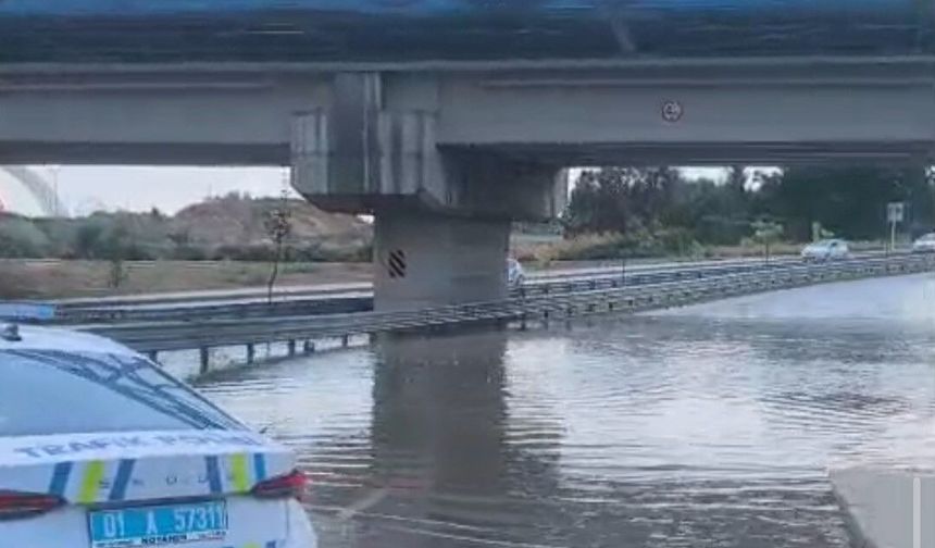 Adana’da Korkutan Hava! Kuvvetli Rüzgar Çatıyı Yerinden Söktü