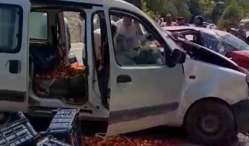 Adana’da İki Otomobil Çarpıştı: Sürücü Araçta Sıkıştı, Domatesler Yola Saçıldı
