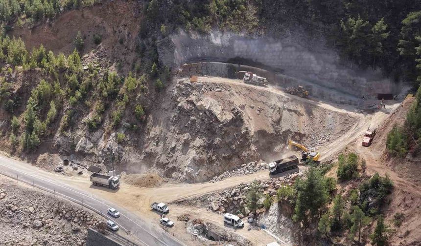 Adana’da 4 İlçeyi Heyecanlandıran Dev Proje Başladı! İlk Kazma Vuruldu