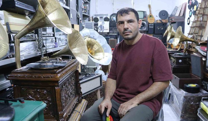 Adana’da Zamana Meydan Okuyan Meslek! “Tarihin Sesini Tamir Ediyorum”