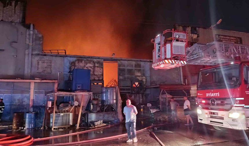 Adana’da Fabrika Alev Alev Yandı!