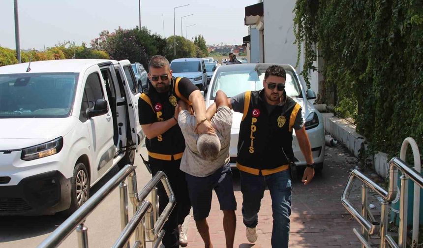 Adana'da Dehşet! 10 Yıl Önce Boşandığı Eşini 8 Yerinden Bıçakladı, Kaçarken Kameralara Yakalandı