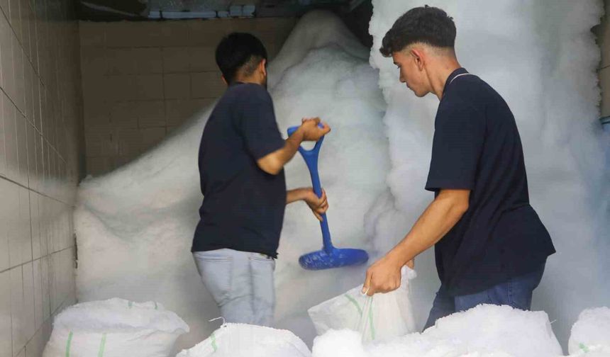Adana’da Sıcaktan Kaçan Buzhaneye Koşuyor: Dışarı Yaz, İçerisi Adeta Kış