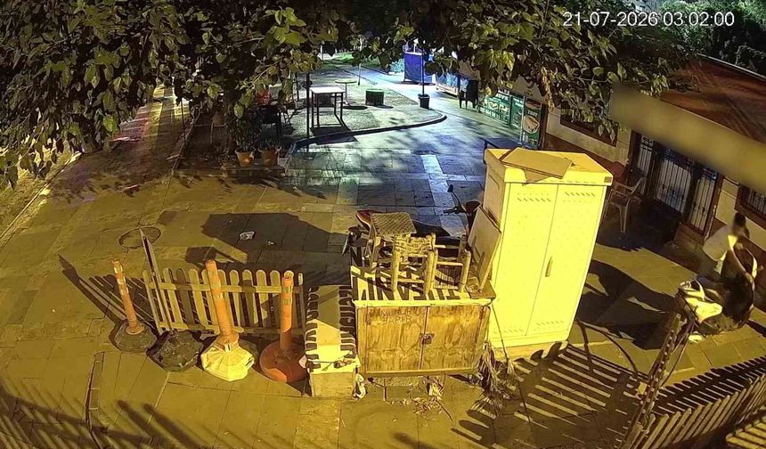 Adana'da Pes Dedirten Hırsızlık! Şüphe Çekmemek İçin Sandalyeye Oturdu