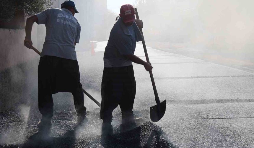 Adana'da Termometre 40 Dereceyi Aştı, Asfalt 200 Dereceye Ulaştı! İşçiler Böyle Çalışıyor