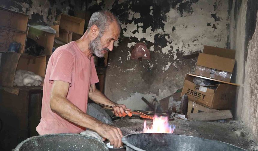 Adana'da Zamana Direnen Usta! 4 Kuşaktır Bakır Kaplara Yeniden Hayat Veriyor