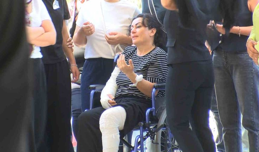 Adana’da Baba ve Oğul Yan Yana Defnedildi! Anne Cenazeye Tekerlekli Sandalyeyle Katıldı