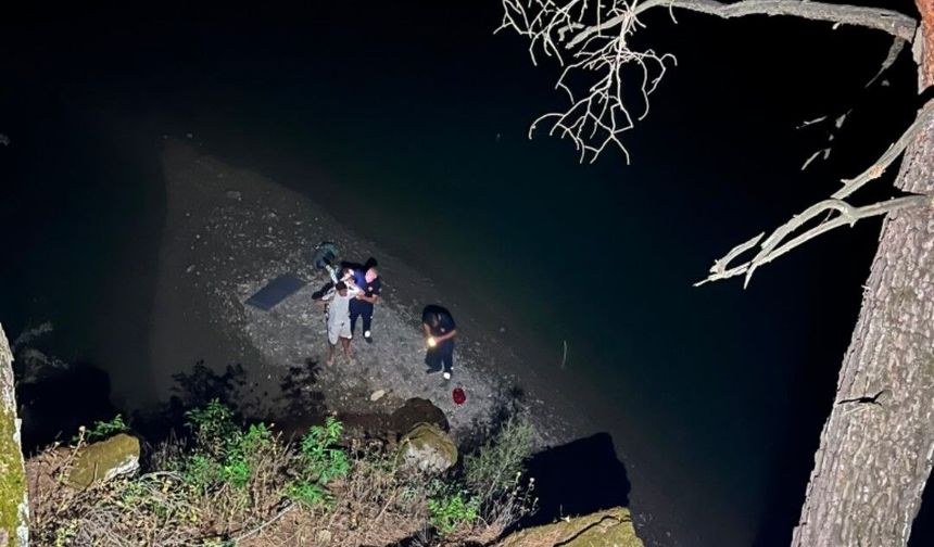 Adana’da Göksu Çayı’nda Panik! Şişme Botla Gelen 2 Kişi Mahsur Kaldı