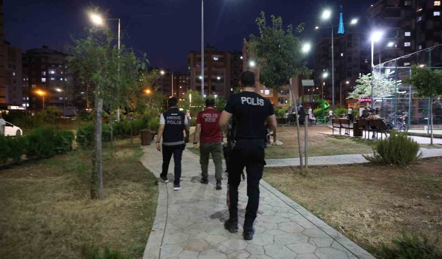 Kozan’da Çocuk Parklarına Polis Baskını! Narkotik Köpeği Tunga Da Katıldı