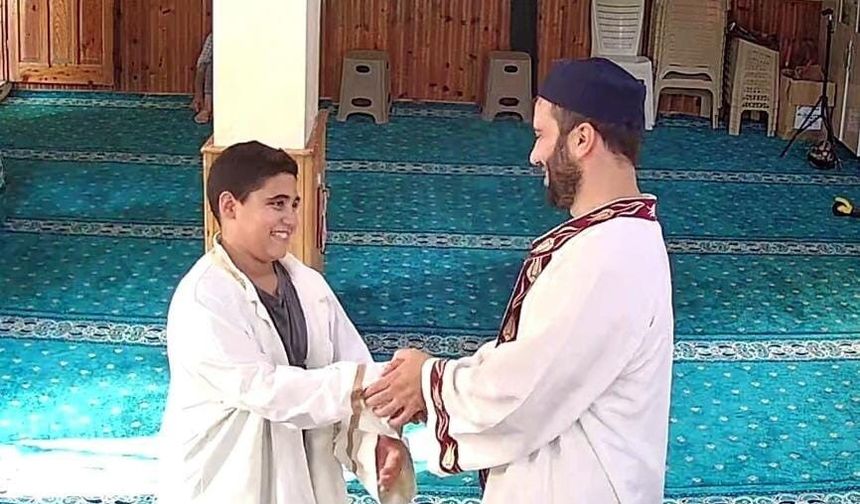 Camiye Şortla Gelen Çocuk İçin İmam Öyle Bir Şey Yaptı Ki…