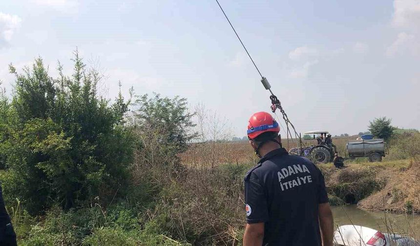 Adana’da Otomobil Dereye Uçtu! Sürücü Yüzerek Kurtuldu