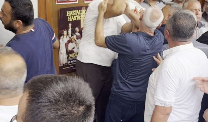 Adana Büyükşehir Belediyesi Önünde Gergin Anlar! Servisçiler İle Güvenlik Karşı Karşıya Geldi