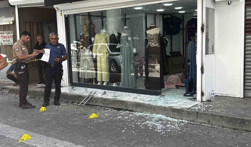 Adana’da Sokak Ortasında Silahlı Saldırı: İş Yerinin Camına 9 Kurşun