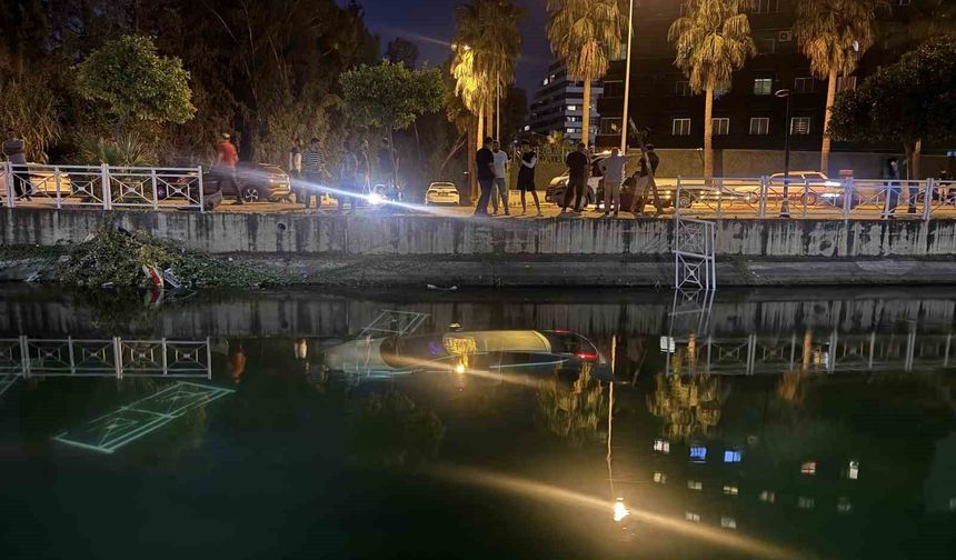 Adana’da Otomobil Sulama Kanalına Düştü: Sürücüyü Vatandaşlar Kurtardı