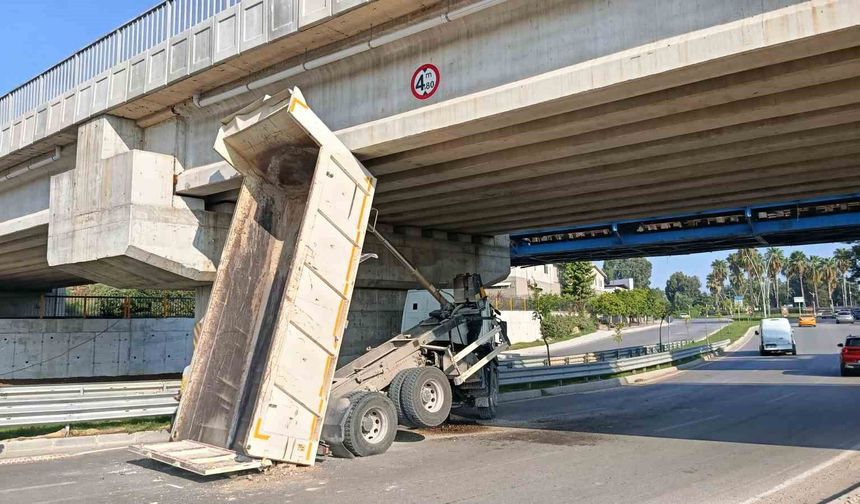 Adana’da Yürekleri Ağza Getiren Kaza: Kamyon Köprüye Takıldı