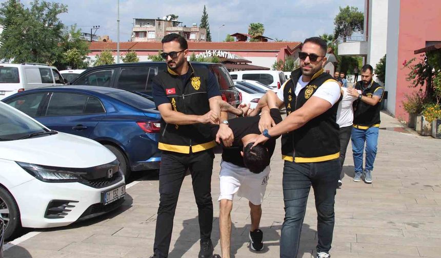Polisi Görünce El Bombasının Pimini Çekti!