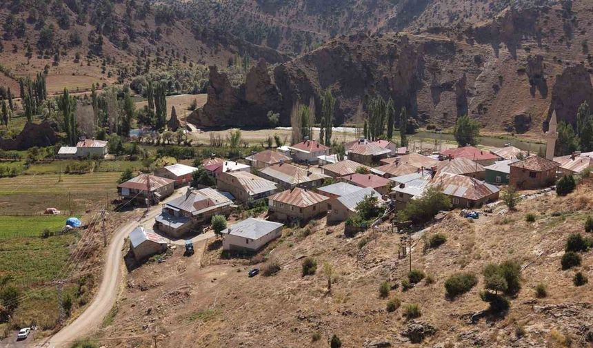 Adana’da Kayalıkların Arasında Gizemli Oluşum!