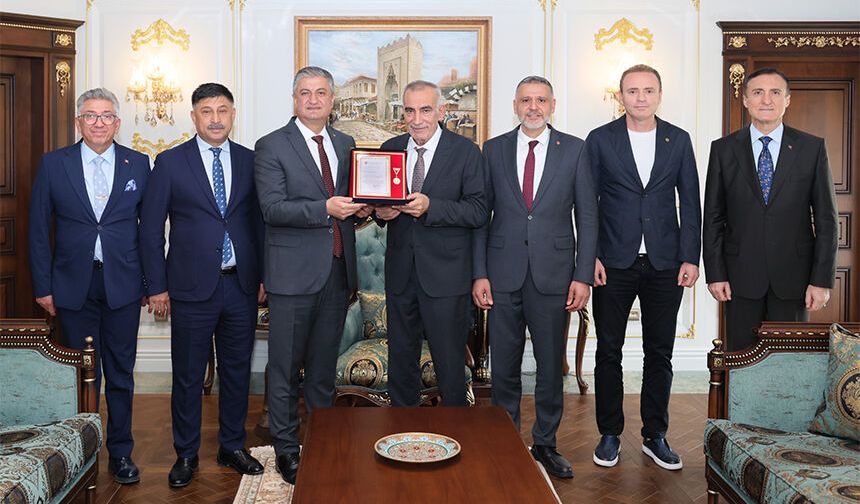 Vali Yavuz’dan İki İsme Önemli Takdir: Altın Madalya Ve Berat Belgesi Verildi