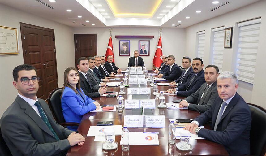 Adana Valiliği’nde Önemli Toplantı: İlçeler Tek Tek Değerlendirildi