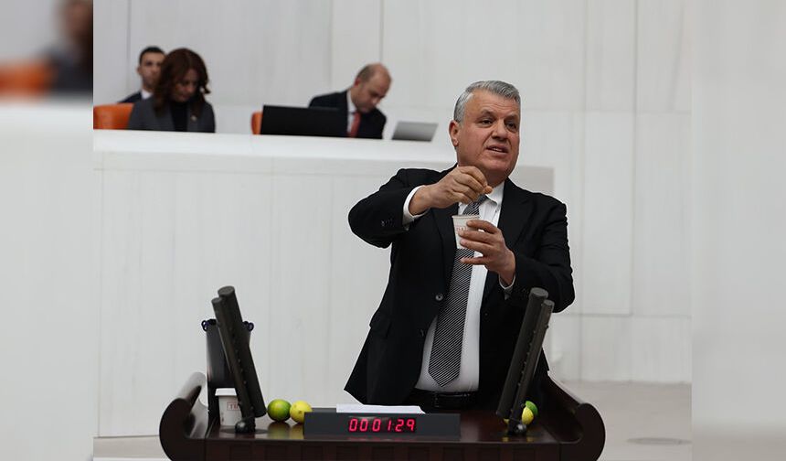 Ayhan Barut Meclis Kürsüsüne Limonla Çıktı: “Çiftçiyi Limon Gibi Sıktılar”