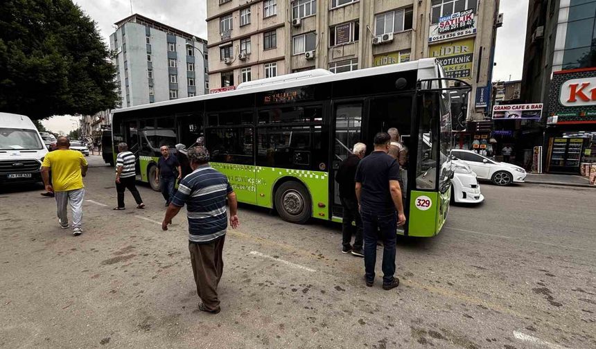 Adana’da Belediye Otobüsünün Tekerleği Fırladı!