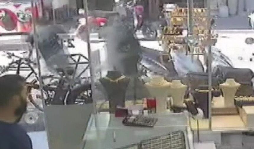 Adana'da Kaldırımda Bekleyen Kadına Kapkaç Şoku!