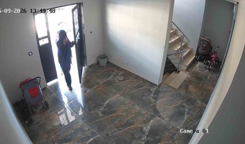 Adana’da Hırsızlık Yapan Kadın Kameraya Yakalandı!