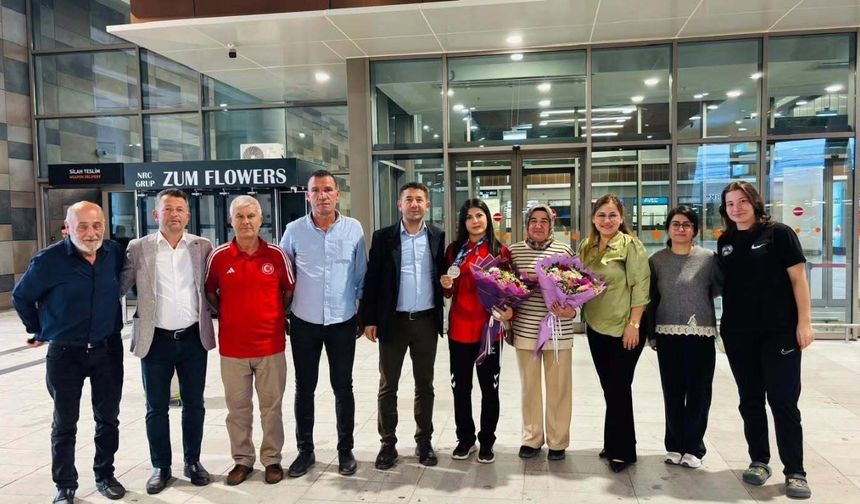 Fekeli Milli Güreşçi Minderi Salladı!