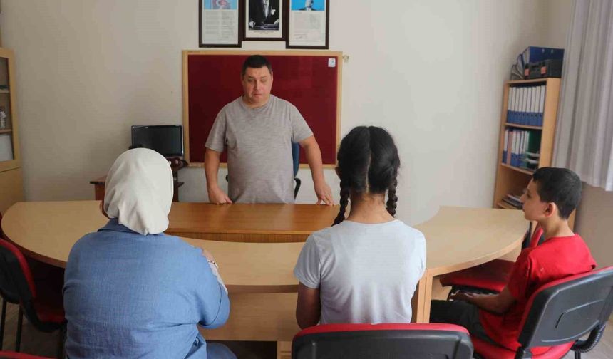 Kendisi De Görme Engelli, 20 Yıldır Öğrencilerine Işık Oluyor