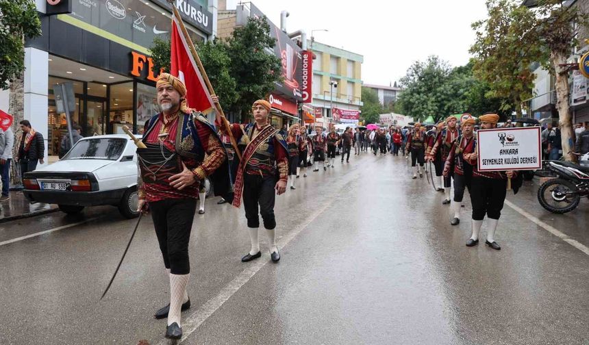 Kozan’da Yağmur Altında Renkli Görüntüler: Seğmenler Alkış Topladı