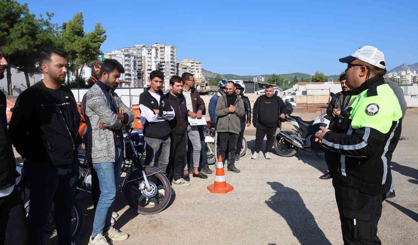 Polisten Motokuryelere Hayati Uyarı: “Paketi 5 Dakikada Değil, 10 Dakikada Götürün”