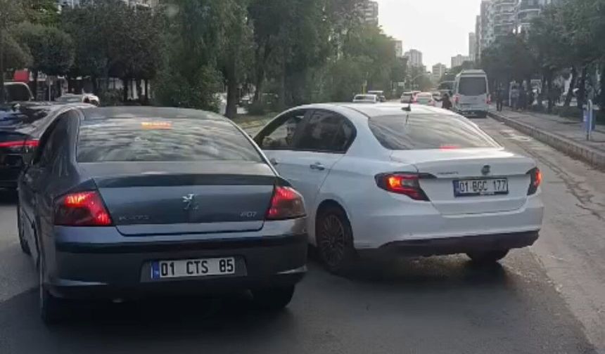 Trafikte tartışan iki sürücü, 180 bin liralık cezayı yememek için araçlarından inmedi