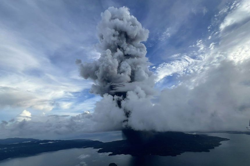Yanardağıdaki Volkanik Hareketlilik Kokpitten Görüntülendi