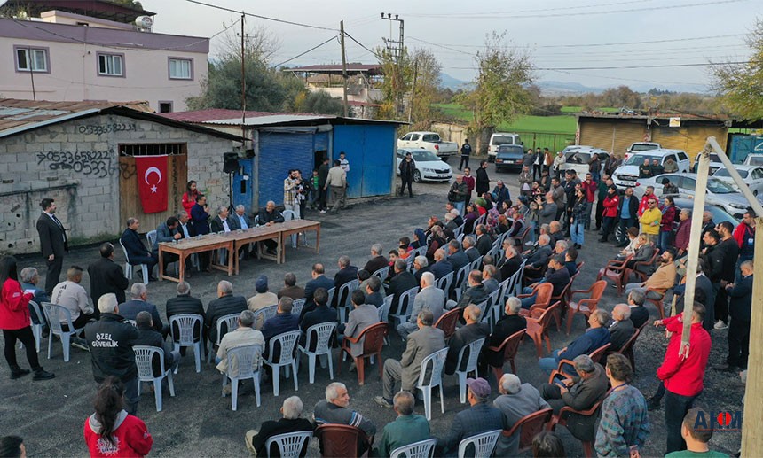 Başkan Karalar Kozan'da vatandaşla sohbet ederken