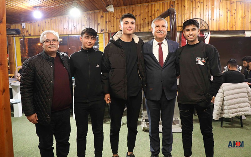 Adana Büyükşehir Belediyesi, Kozan Belediyesi ile birlikte, Şehit Asteğmen Mustafa Fehmi Kubilay Meydanı’nda iftar yemeği verdi.