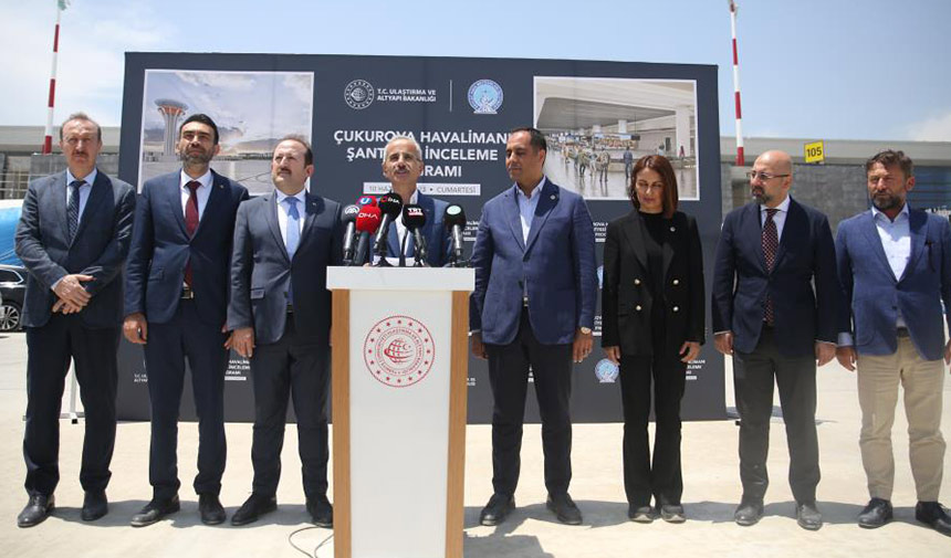 Tarsus ilçesinde yapımı süren Çukurova Bölgesel Havalimanı şantiyesinde yaptı. İnşaat çalışmalarında sona gelinen Çukurova Bölgesel Havalimanı şantiye sahasında Vali Ali Hamza Pehlivan ve milletvekilleriyle birlikte incelemelerde bulunarak yetkililerden brifing alan Bakan Uraloğlu, burada yaptığı açıklamada, Çukurova’nın, tarih, kültür ve medeniyetin en eski merkezlerinden biri olduğunu söyledi. Aynı zamanda dünyanın en bereketli topraklarına sahip olan Çukurova için, ’Çukurova’da adam eksin biter’ şeklinde bir söz bulunduğunu hatırlatan Bakan Uraloğlu, "Böylesine muhteşem imkana ve bereketli topraklara sahip olan bu bölgenin dünyaya açılması, değerine değer katması için ulaşım ve iletişim yollarının geliştirilmesi gerekiyor" ifadelerini kullandı.  "Çukurova Havalimanının açılışı için artık sona yaklaştığımızı görüyoruz"  Ulaştırma ve Altyapı Bakanı olarak devraldığı yeni göreviyle birlikte bakanlığa bağlı tüm sektörlerde yeni bir döneme başladıklarının altını çizen Uraloğlu, "Bu dönem, mevcut projeleri bitireceğimiz, yeni projeleri hızla hayata geçireceğimiz ve devraldığımız bayrağı daha da ileriye taşıyacağımız bir dönem olacaktır. Bugün de çok mutlu ve heyecanlıyız. Hem Adanalıların hem de Mersinlilerin bir an evvel açılmasını beklediği Çukurova Havalimanı’nın açılışı için artık sona yaklaştığımızı görüyoruz. Bölge insanımızı daha fazla bekletmemek için Çukurova Havalimanı altyapı inşaatını öz kaynaklarımızla hızlıca bitirdik. 3 bin 500 metre uzunluğunda ve 75 metre genişliği ile pistimizi inşa ettik. Pistimiz bu durumuyla en büyük yolcu uçaklarının dahi iniş ve kalkışına imkân sağlayacaktır. Yine altyapı projesi çerçevesinde 3 bin 500 metre uzunluğunda ve 60 metre genişliği ile beton kaplamalı paralel taksiyolu (Emergency pist), 2 adet yüksek sürat taksiyolu, terminal apronu, kargo apronu, özel uçaklar bölgesi apronu, 2 adet yer hizmetleri araç park yeri, çevre tel örgüsü, nöbetçi kulübeleri ve çevre güvenlik yolu gibi tüm işleri de tamamladık. Üstyapı tesislerimizin yapım çalışmaları da hızla devam etmektedir" diye konuştu.  "İlk etapta 8 milyon yolcu kapasitesi öngörülüyor"  Bakan Uraloğlu, Çukurova Havalimanının yolcu kapasitesinin başta yıllık 8 milyon kişi olarak öngörüldüğünü ifade ederek, şu bilgileri verdi:  "Yolcu sayısının 9 milyona ulaşması halinde, 3. etap yatırımlarına da başlayacağız. 1. etap ve 2. etapların toplam kapalı alanı 189 bin 180 metrekare, 3 etabın ise 25 bin metrekare olmak üzere toplam 214 bin 180 metrekaredir. 1. etap ve 2. etapların toplam sabit yatırım bedeli 173 milyon 865 bin avro’dur. 3 etap dahil toplam sabit yatırım bedeli 196 milyon 815 bin avro’dur. Devletin kasasından bir kuruş çıkmadan yaklaşık 197 milyon avro yatırım gerçekleştiriyoruz ve 25 yıl içerisinde de 297 milyon 100 bin avro kira bedeli alacağız."  "Yıl sonunda havalimanımızın açılışını gerçekleştirmeyi planlıyoruz"  Yüzde 76 ilerleme kaydedilen üstyapı işlerinde çok önemli aşamaların geride kaldığını kaydeden Bakan Uraloğlu, "Terminal binası betonarme imalatlarını tamamladık. Yapısal çelik montaj işleri de tamamlanmak üzere. Mekanik ve elektrik-elektronik imalatlar ile terminal binası dış cephe imalatlarına, taşıyıcıların ve camların montajına devam ediyoruz. Genel havacılık binası betonarme imalatlarını tamamladık ince inşaat işlerine başladık. VIP binasını tamamladık, cephe ve ince imalatlarına devam ediyoruz. Teknik blok/kule/DHMİ binası betonarme yapım çalışmalarını bitirdik. Kule binası çelik imalatlarına başladık. Verici kulesi ve İstasyonu betonarme ve çelik imalatlarını da tamamladık. İnce inşaat işleri sürüyor. Yapım çalışmalarımızı yılsonu tamamlayarak havalimanımızın açılışını gerçekleştirmeyi planlıyoruz" dedi. Uraloğlu, Adana Havalimanının ise faaliyetlerine devam edeceğini belirtti.  "Uçuş ağımız, bugün 130 ülkede 342 noktaya ulaştı"  Türkiye’nin, coğrafi bakımdan üç kıtanın ortasındaki kilit konumuyla, gelişmiş pazarlarla gelişmekte olan pazarlar arasındaki uçuş rotaları üzerinde yer aldığına dikkat çeken Bakan Uraloğlu, şöyle devam etti:  "Türkiye; sadece 4 saatlik uçuş süresiyle, 1 milyar 650 milyon insanın yaşadığı, 43,2 trilyon dolar Gayri Safi Millî Hasıla’ya ve 11 trilyon dolar ticaret hacmine sahip 67 ülkenin merkezindedir. Bunun bilinciyle ’dünyanın transit merkezi’ olabilecek potansiyele sahip olan ülkemizde, bu avantajı değerlendirmek için 2002 yılından bu yana havacılık politikamız çerçevesinde etkili çalışmalar yürüttük. İç hat uçuş nokta sayımız 26’dan 57’ye çıktı. 2003 yılında ’Hava Ulaştırma Anlaşmamız’ bulunan ülke sayısını 81’den 173’e yükselttik. Bu anlaşmalar ve müzakereler neticesinde, 2003 yılında 50 ülkede 60 olan dış hat uçuş nokta sayımıza 282 yeni nokta ekledik. Uçuş ağımız, bugün 130 ülkede 342 noktaya ulaştı. Havacılığa yaptığımız yatırımlar ve bu alandaki düzenlemeler sayesinde Türkiye, dünya ortalamasının üzerinde büyüme performansı gösterdi. 2022 yılında havalimanlarımızda hizmet verilen yolcu sayısını bir önceki yıla göre yüzde 42.1 arttırarak, 182 milyon 334 bin yolcu ağırladık. Uçak trafiği de aynı dönemde yüzde 28.4 artışla 1 milyon 883 bine yükseldi. 2023 yılının ilk 5 ayı içerisinde ise 786 bin üstünde uçak trafiği gerçekleşti ve yaklaşık 73,5 milyon yolcu taşıdık. Bu yıl yolcu sayısının 200 milyonu aşacağını öngörüyoruz."  "İstanbul Havalimanı’da açıldığı günden bu yana 205 milyonun üstünde yolcu seyahat etti"  Dünya sivil havacılık sektöründeki rekabetin hızla arttığını vurgulayan Bakan Uraloğlu, "Biz de bu pazardan daha fazla pay almak için sektörü yakından takip ediyoruz ve hedeflerimiz doğrultusunda yatırımlarımızı gerçekleştiriyoruz. Planlı ve sürdürülebilir büyüme, gençler için daha güçlü Türkiye hedefiyle, 2035 ve 2053 vizyonlarımızı bugünden tamamlıyoruz. Türk sivil havacılığında küresel anlamda ses getiren yeni bir dönemi de İstanbul Havalimanı ile başlattık. Avrupa yolcu trafiği sıralamasında hep 1. sırada yer alıyor. Zirvedeki yerini koruyan İstanbul Havalimanı’mızda açıldığı günden bu yana 205 milyon üstünde yolcu seyahat etti. İstanbul Havalimanı ile Türkiye havacılık alanında Avrupa’da lider, küresel bir havacılık merkezi oldu. Bu günlere ulaşmak için var gücümüzle çalıştık. Vizyon projelerimizi bir bir hayata geçirdik. Şimdi, Çukurova Havalimanı ile birlikte Yozgat Havalimanı ve Bayburt Gümüşhane Havalimanı projelerimizin çalışmalarına da hızla devam ediyoruz. Kayseri’ye ve Malatya’ya da yeni terminal binaları kazandırıyoruz. Trabzon yeni havalimanı ile ilgili çalışmalarımız devam ediyor" diye konuştu.  "Adana-Mersin arası hızlı trenle 35 dakikaya düşecek"  Çukurova Bölgesi ve İskenderun Körfezindeki sanayi tesislerine, Yumurtalık Serbest Bölgesi Sanayi Merkezlerine ve Limanlara Demiryolu İltisak Hattı Bağlantısı’nın etüt projesinin tamamlandığı bilgisini veren Bakan Uraloğlu, 2023 yılı yatırım programına aldıklarını ve yapımına yakında başlayacaklarını kaydetti.  Mersin-Adana-Osmaniye-Gaziantep hızlı tren projesinin de devam ettiğini söyleyen Bakan Uraloğlu, "Mevcutta 361 kilometre uzunluğu olan hat tamamlandığında 312 kilometreye; 6 saat 23 dakika süren seyahat süresi 2 saat 15 dakikaya düşecek. Saatte 250 kilometre tasarım hızlı demir yolu hattı ile yılda 6,4 milyon yolcu ve 99,2 milyon ton yük taşıyabilecek bir hat inşa edeceğiz. Buradaki çalışmalarımızı bir takvim çerçevesinde hızlıca sürdürüyoruz. Bir diğer önemli demir yolu çalışmamızda Adana-Mersin 3. ve 4. hat yapımı, 1. ve 2. hat rehabilitasyonu ve Çukurova Havalimanı bağlantısı projesidir. Tamamlandığında Adana-Mersin arası hızlı trenle 35 dakikada gidilebilecek. Adana ve Mersin’den trene binen vatandaşlarımız, Çukurova Havalimanına kadar trenle gelebilecek. Bununda tamamını en kısa zamanda bitireceğiz. Şimdi, Adana ile birlikte Mersin’e de hizmet edecek bölgesel bir havalimanı olan Çukurova Havalimanımızda da çalışmaların başarı ve süratle devam ettiğini görüyoruz. Ülkemizin gelişmesi ve büyümesi adına akılcı ve milletimizin ihtiyaçlarına cevap veren tüm projelere destek vermeye devam edeceğiz" ifadelerini kullandı.