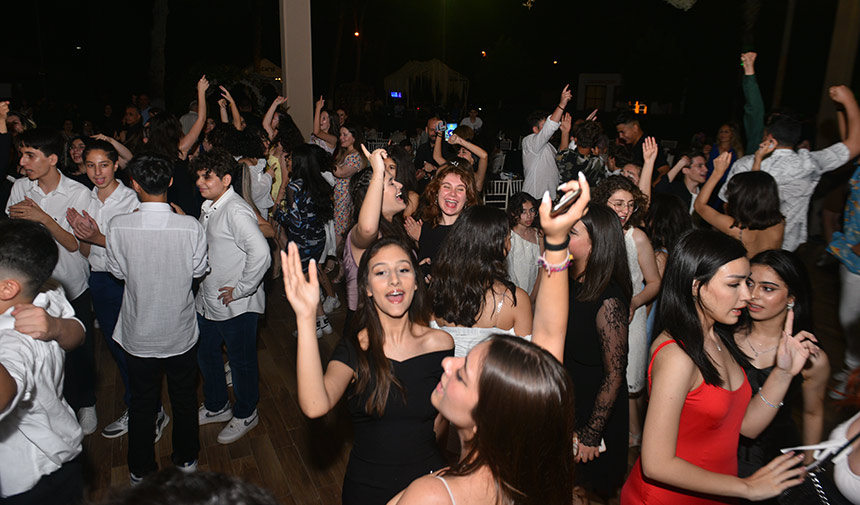 Vakıfbank Ortaokulu "Görsel Şölen" Eşliğinde Mezuniyet