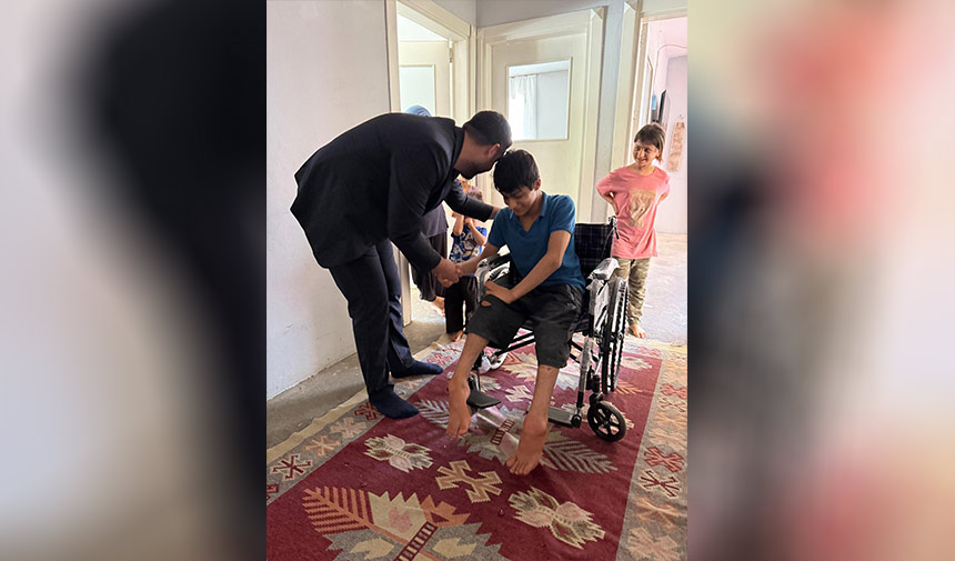 Enes Ve Tekerlekli Sandalyesi