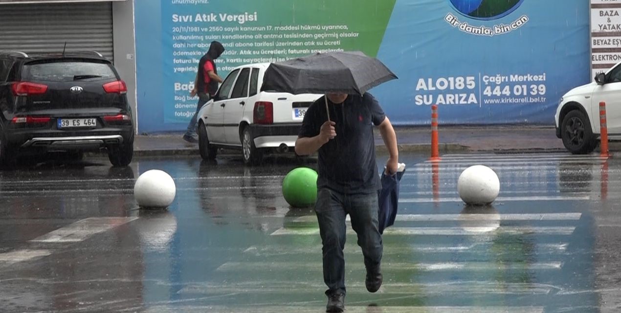 Aniden Vuran Sağanak Şaşırttı: Sokaklar Şemsiyelerle Doldu!