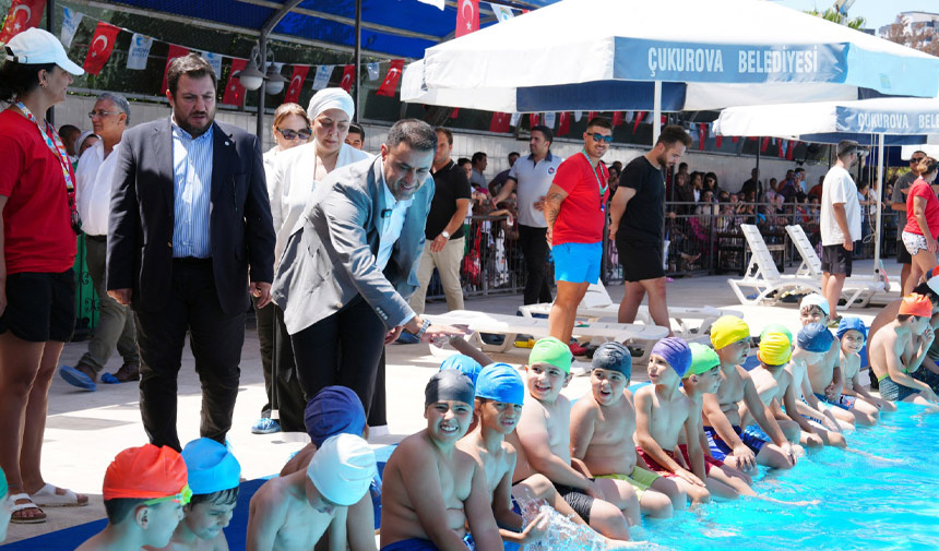 Emrah Kozay Havuz Ve Cocuklar