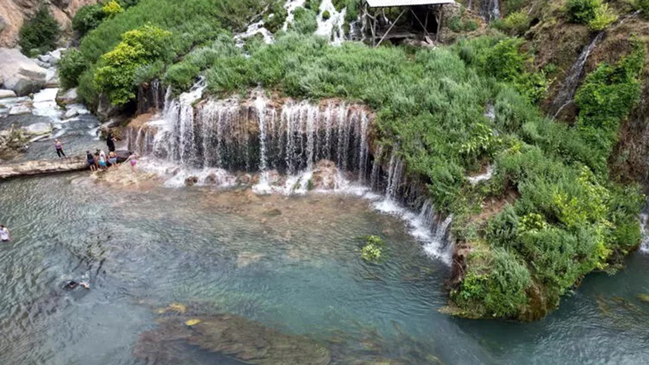 ADANA’DA SERİNLEMEK İÇİN DOĞRU ADRES

Adana’nın yaz sıcağında hem nefes almak hem de doğanın güzellikleriyle baş başa kalmak isteyenler için Küp Şelalesi biçilmiş kaftan. Üstelik yüzme, piknik, doğa yürüyüşü, kamp ve fotoğraf gibi birçok aktiviteyi aynı gün içinde yapmak mümkün. Serinliği, doğallığı ve sunduğu huzurla burası yalnızca bir şelale değil, adeta keşfedilmeyi bekleyen bir doğa mucizesi.