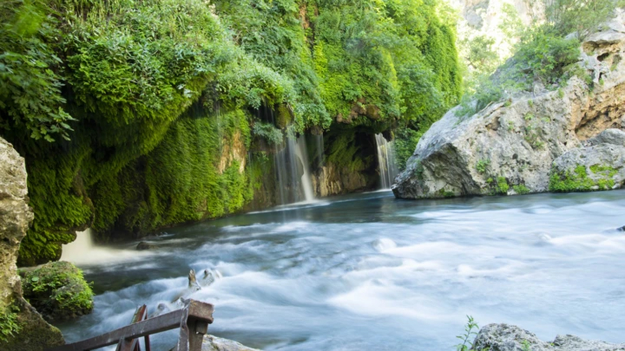 ADANALILAR YENİ KEŞFEDİYOR

Adını bulunduğu Küp Köyü’nden alan doğa harikası şelale, Seyhan Nehri’nin önemli kollarından biri olan Zamantı Irmağı üzerinde yer alıyor. Son yıllarda baraj sularının yükselmesiyle birlikte gün yüzüne çıkan ve keşfedildikçe popülerleşen bu bölge, artık yazın vazgeçilmez adreslerinden biri.