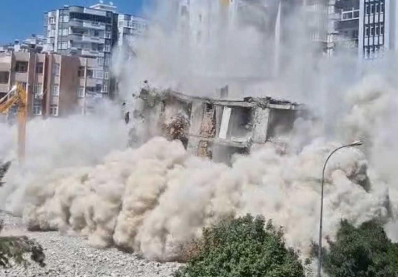 6 Şubat Depreminin İzleri! Adana’daki O Bina Kontrollü Şekilde Yıkıldı1