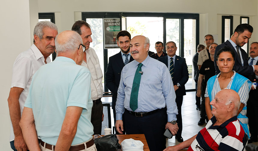 Millet Bahcesi Vatandaslar Ve Vali